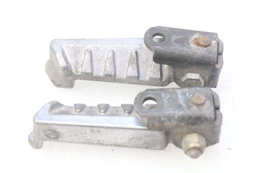 photo de PAR DE APOYAPIÉS TRASEROS PEUGEOT LUDIX 50 (2005 - 2007) - Otra perspectiva