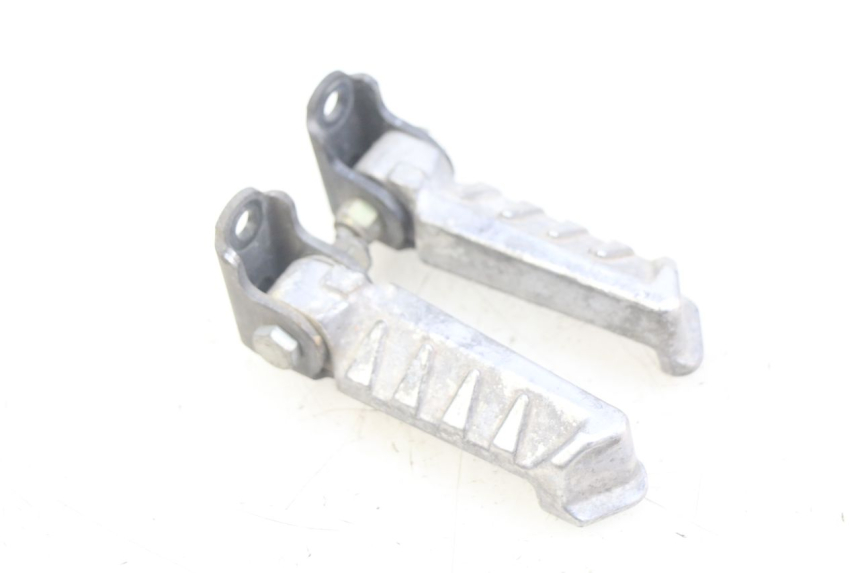 photo de PAR DE APOYAPIÉS TRASEROS PEUGEOT LUDIX 50 (2005 - 2007) - Primer plano técnico