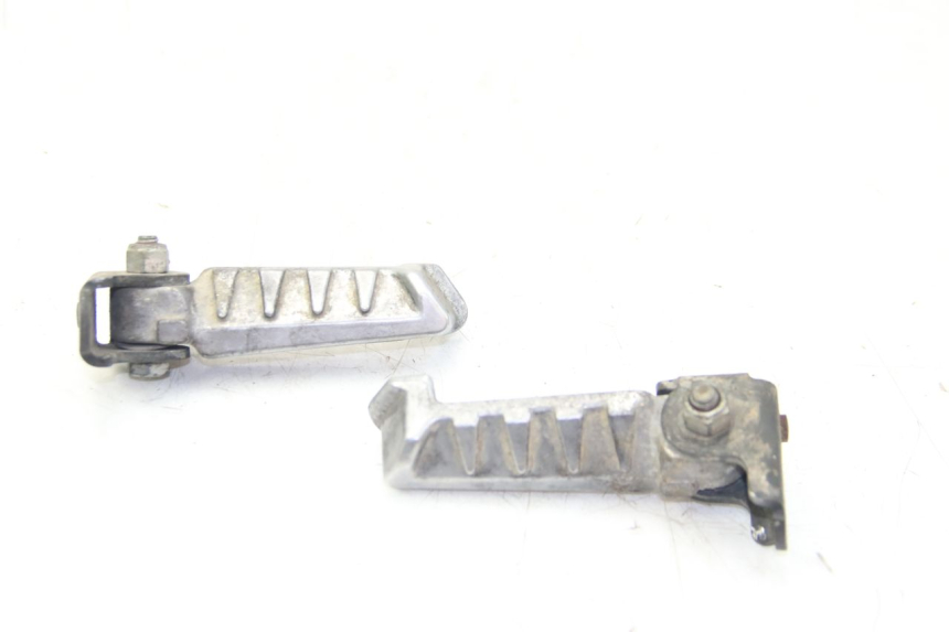 photo de PAR DE APOYAPIÉS TRASEROS PEUGEOT LUDIX 50 (2008 - 2017) - Zoom estado de uso