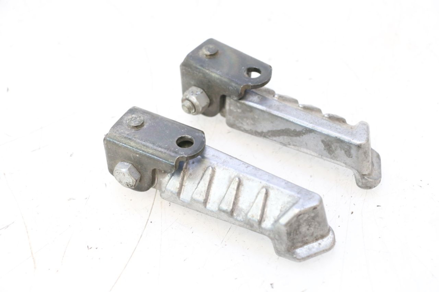 photo de PAR DE APOYAPIÉS TRASEROS PEUGEOT LUDIX 50 (2008 - 2017) - Detalle de la pieza
