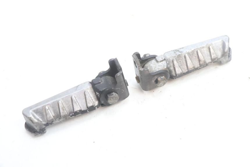 photo de PAR REPOSAPIES TRASERA PEUGEOT LUDIX ONE 50 (2004 - 2013) - Zoom estado de uso