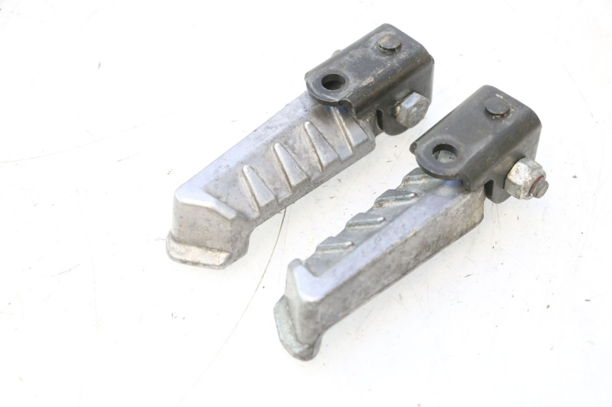 photo de PAR DE APOYAPIÉS TRASEROS PEUGEOT LUDIX SNAKE 2T 50 (2004 - 2014) - Detalle de la pieza