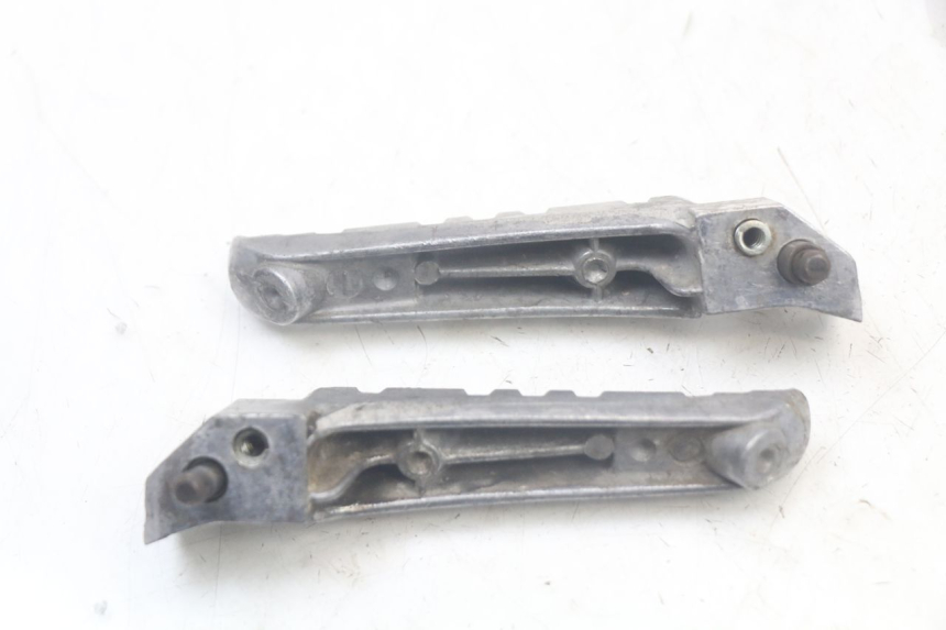 photo de PAR REPOSAPIES TRASERA MBK MACH G AC 50 (2002 - 2014) - Primer plano técnico