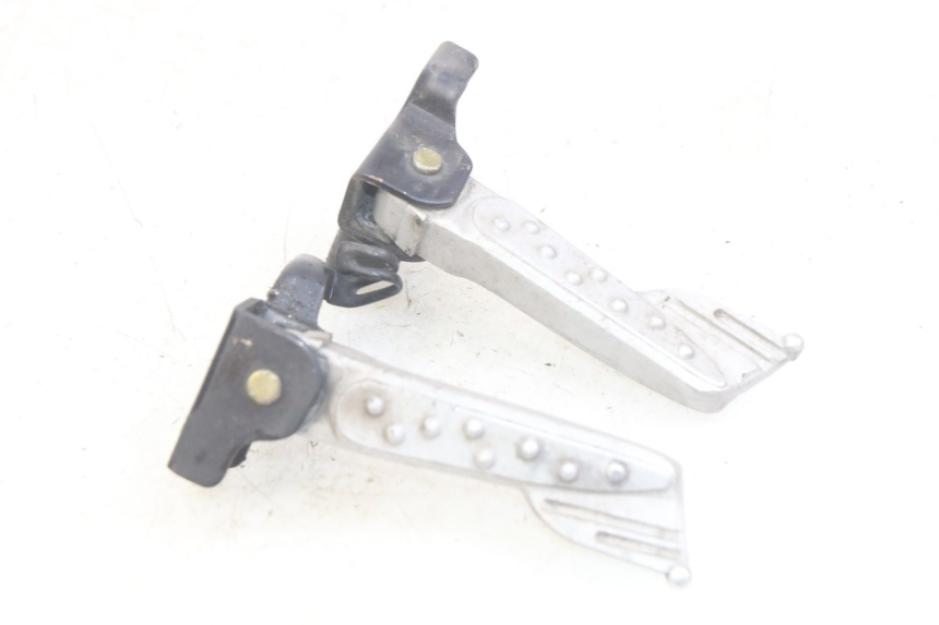 photo de PAR DE REPOSAPIÉS TRASEROS SYM MIO 50 (2011 - 2017) - Vista principal