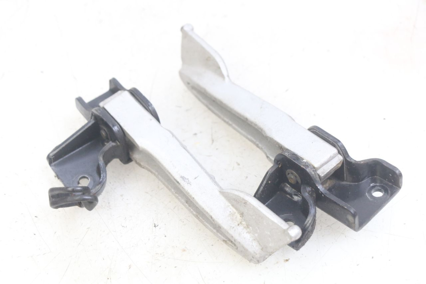 photo de PAR DE REPOSAPIÉS TRASEROS SYM MIO 50 (2011 - 2017) - Detalle de la pieza