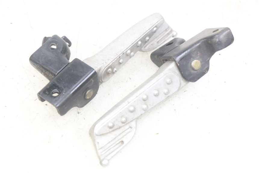 photo de PAR DE REPOSAPIÉS TRASEROS SYM MIO 50 (2011 - 2017) - Zoom estado de uso