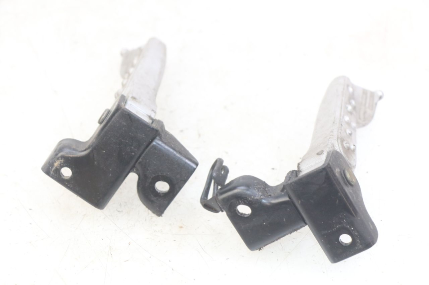 photo de PAR DE REPOSAPIÉS TRASEROS SYM MIO 50 (2011 - 2017) - Otra perspectiva