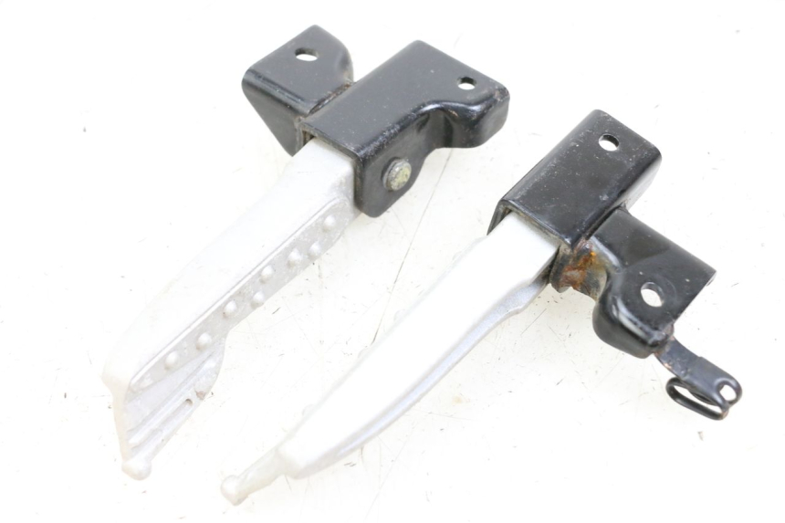 photo de PAR DE REPOSAPIÉS TRASEROS SYM MIO 50 (2011 - 2017) - Detalle de la pieza