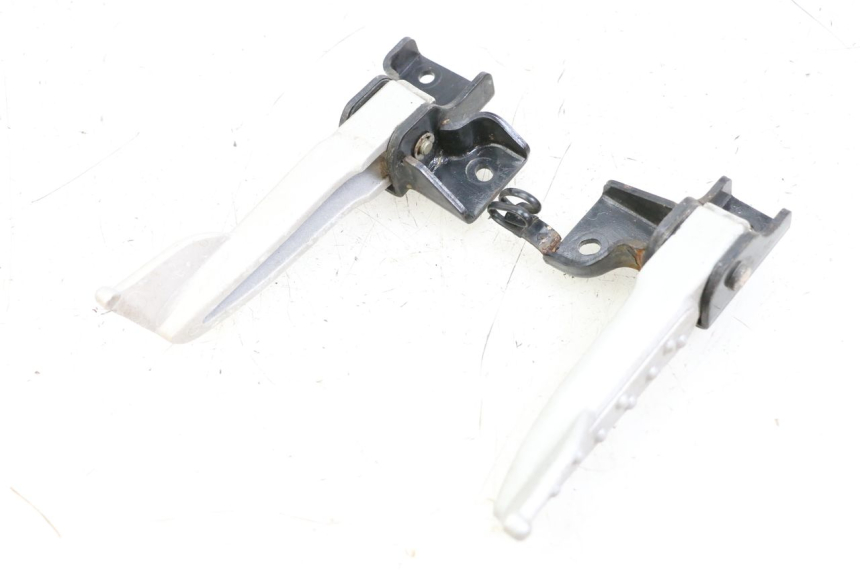 photo de PAR DE REPOSAPIÉS TRASEROS SYM MIO 50 (2011 - 2017) - Zoom estado de uso