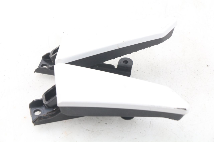 photo de PAR REPOSAPIES TRASERA MBK MW TRYPTIK 125 (2017 - 2022) - Detalles de los puntos de fijación