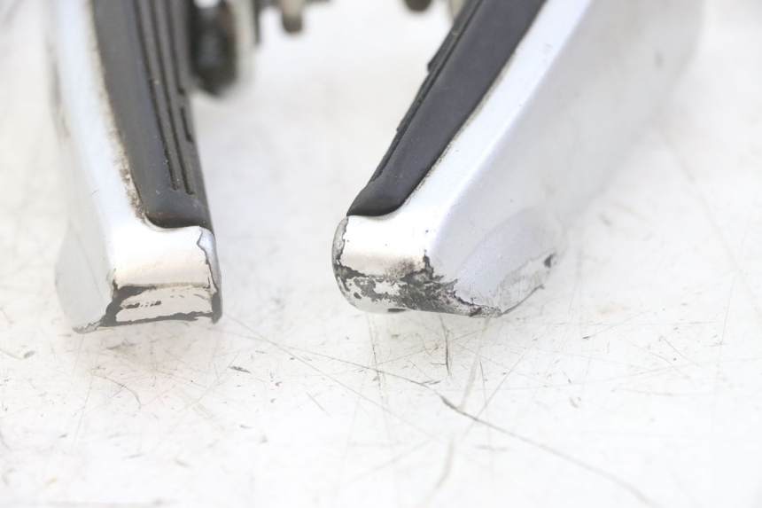 photo de PAR DE REPOSAPIÉS TRASEROS GILERA NEXUS 125 (2009 - 2013) - Otra perspectiva