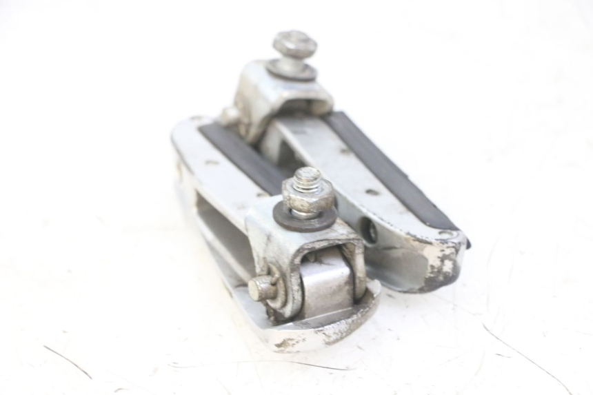 photo de PAR DE REPOSAPIÉS TRASEROS GILERA NEXUS 125 (2009 - 2013) - Detalles de los puntos de fijación