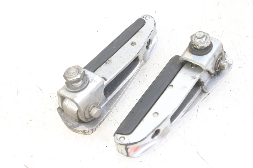 photo de PAR DE REPOSAPIÉS TRASEROS GILERA NEXUS 125 (2009 - 2013) - Recambio usado revisado