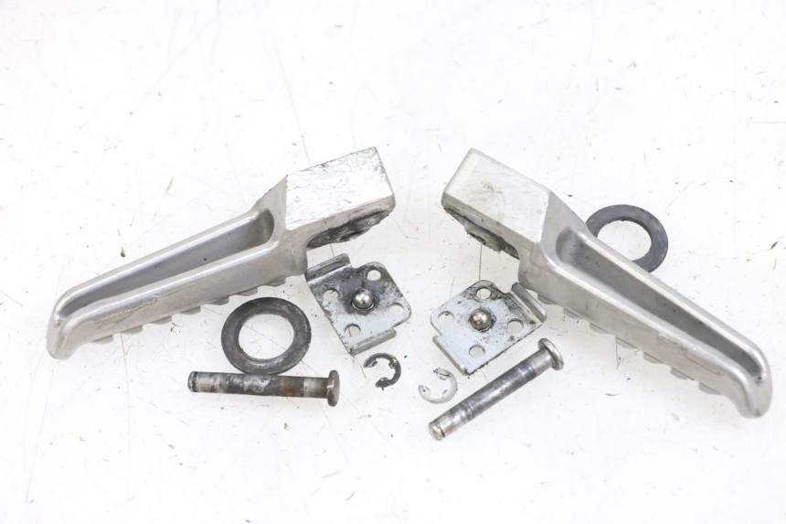 photo de PAR REPOSAPIES TRASERA KAWASAKI NINJA 400 (2018 - 2023) - Zoom estado de uso