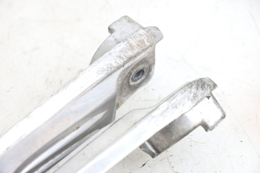 photo de PAR DE APOYAPIÉS TRASEROS HONDA PCX (JF28) 125 (2009 - 2011) - Zoom estado de uso