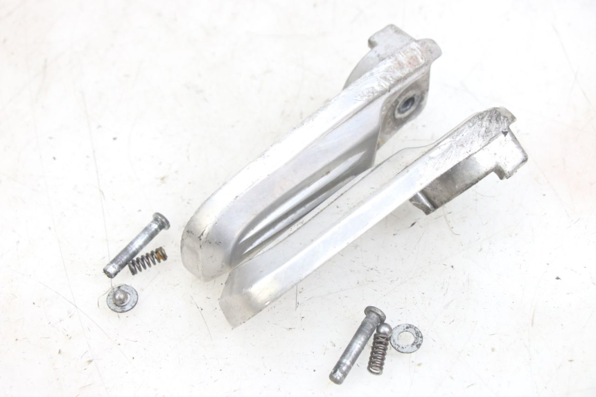 photo de PAR DE APOYAPIÉS TRASEROS HONDA PCX (JF28) 125 (2009 - 2011) - Otra perspectiva