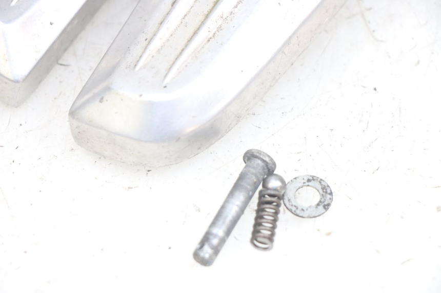 photo de PAR DE APOYAPIÉS TRASEROS HONDA PCX (JF28) 125 (2009 - 2011) - Primer plano técnico