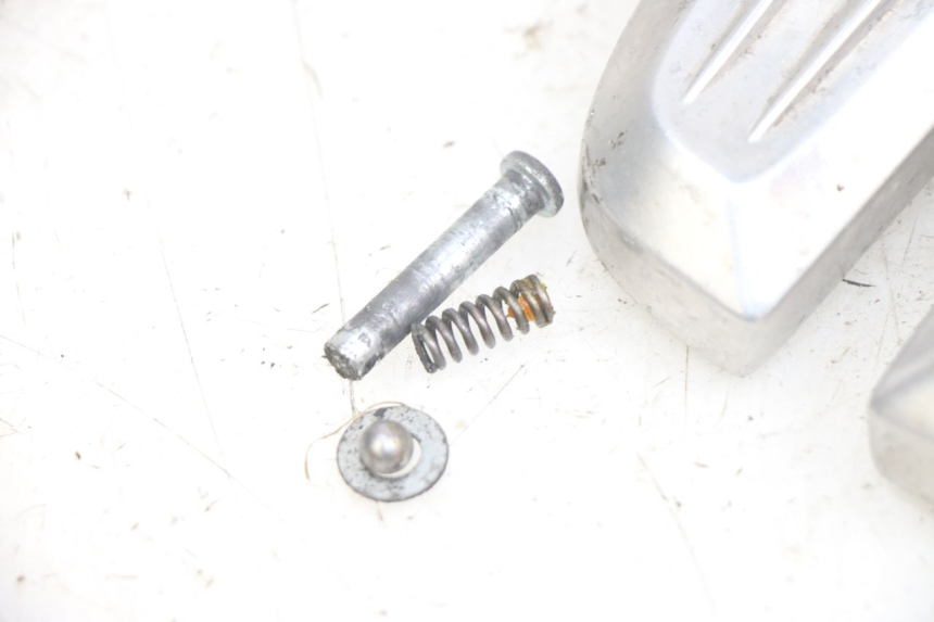 photo de PAR DE APOYAPIÉS TRASEROS HONDA PCX (JF28) 125 (2009 - 2011) - Vista general del producto