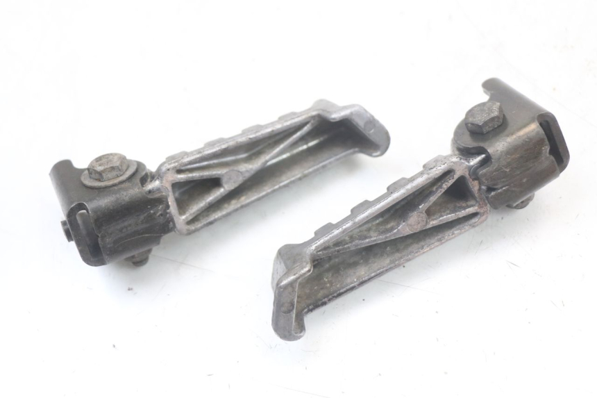 photo de PAR DE APOYAPIÉS TRASEROS PEUGEOT LUDIX 50 (2005 - 2007) - Primer plano técnico