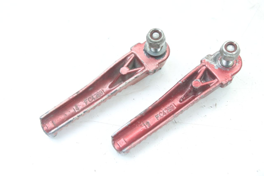 photo de PAR DE APOYAPIÉS TRASEROS PEUGEOT TKR TREKKER FURIOUS 50 (2005 - 2014) - Primer plano técnico