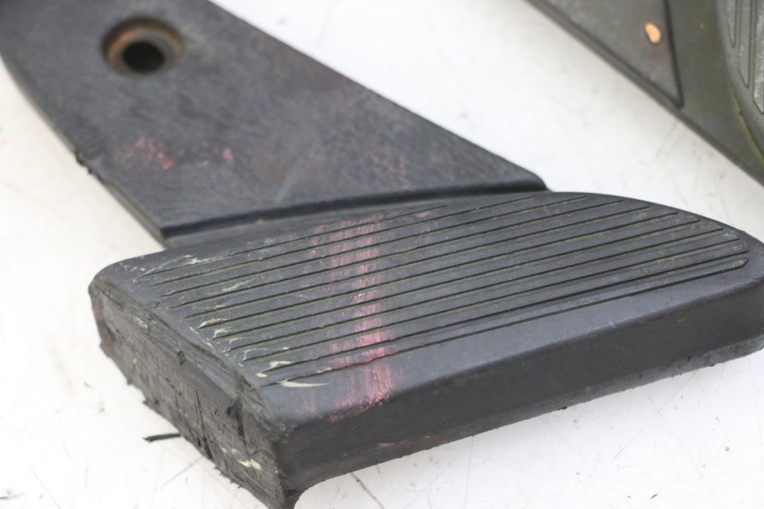 photo de PAR DE APOYAPIÉS TRASEROS PIAGGIO VESPA S 2T 50 (2007 - 2014) - Detalle de la pieza