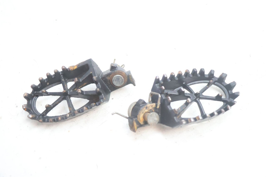 photo de PAR REPOSAPIES TRASERA APOLLO RFZ 125 - Primer plano técnico