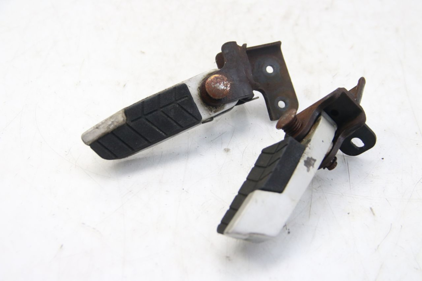 photo de PAR DE APOYAPIÉS TRASEROS DAELIM S3 125 (2010 - 2017) - Vista principal