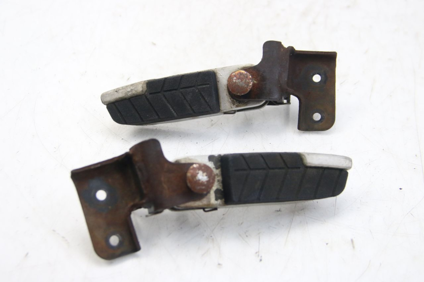 photo de PAR DE APOYAPIÉS TRASEROS DAELIM S3 125 (2010 - 2017) - Otra perspectiva