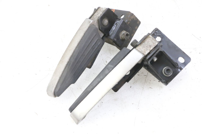 photo de PAR REPOSAPIES TRASERA PEUGEOT SATELIS 125 (2013 - 2018) - Detalles de los puntos de fijación