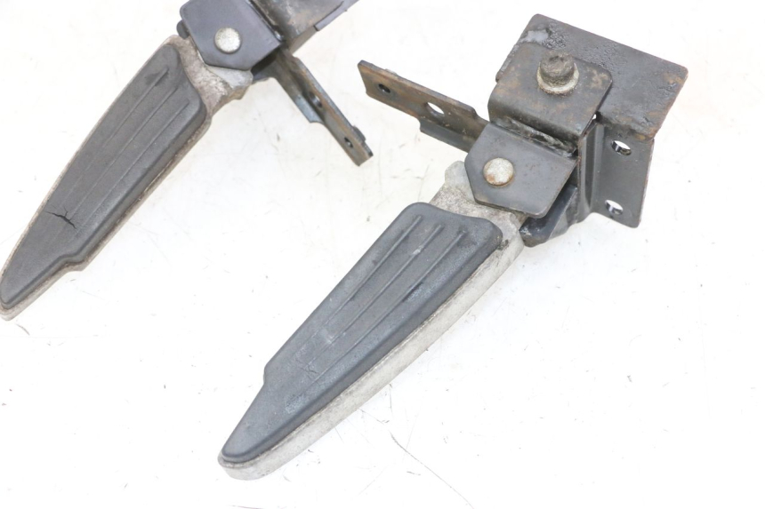 photo de PAR REPOSAPIES TRASERA PEUGEOT SATELIS 125 (2013 - 2018) - Detalles de los puntos de fijación