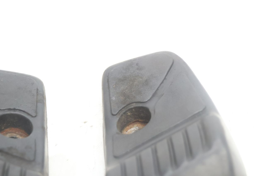 photo de PAR DE APOYAPIÉS TRASEROS HONDA SCV LEAD 100 (2003 - 2007) - Primer plano técnico