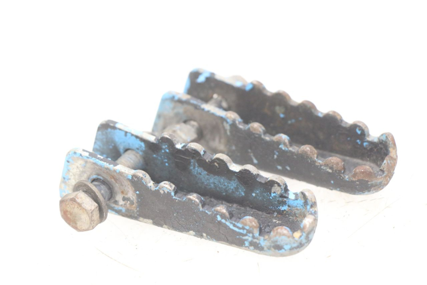 photo de PAR DE APOYAPIÉS TRASEROS DERBI SENDA 50 (2003 - 2005) - Detalle de la pieza