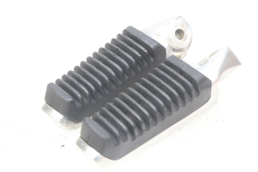 photo de PAR DE REPOSAPIÉS TRASEROS SUZUKI SIXTEEN 125 (2008 - 2010) - Vista principal