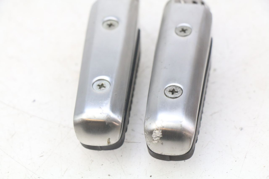 photo de PAR DE REPOSAPIÉS TRASEROS SUZUKI SIXTEEN 125 (2008 - 2010) - Detalle de la pieza