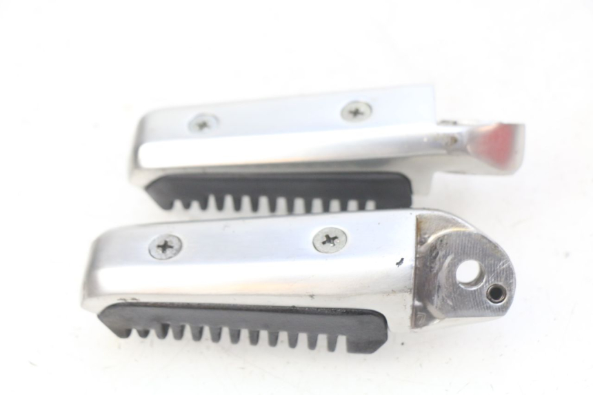 photo de PAR DE REPOSAPIÉS TRASEROS SUZUKI SIXTEEN 125 (2008 - 2010) - Otra perspectiva