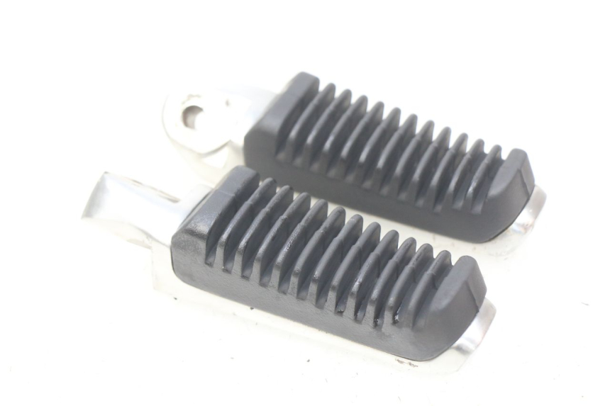 photo de PAR DE REPOSAPIÉS TRASEROS SUZUKI SIXTEEN 125 (2008 - 2010) - Primer plano técnico