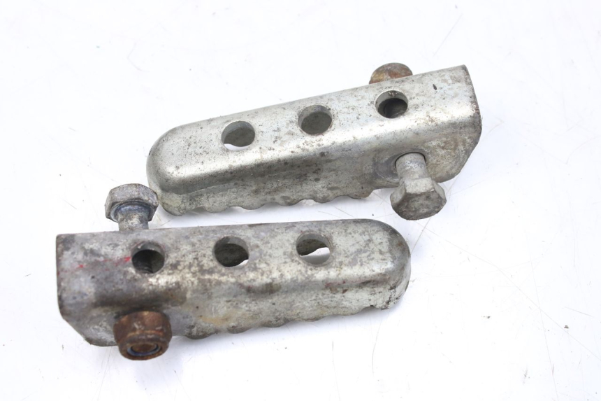 photo de PAR DE REPOSAPIÉS TRASEROS GILERA SMT SUPERMOTARD 50 (2009 - 2017) - Zoom estado de uso