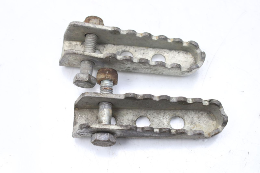 photo de PAR DE REPOSAPIÉS TRASEROS GILERA SMT SUPERMOTARD 50 (2009 - 2017) - Otra perspectiva