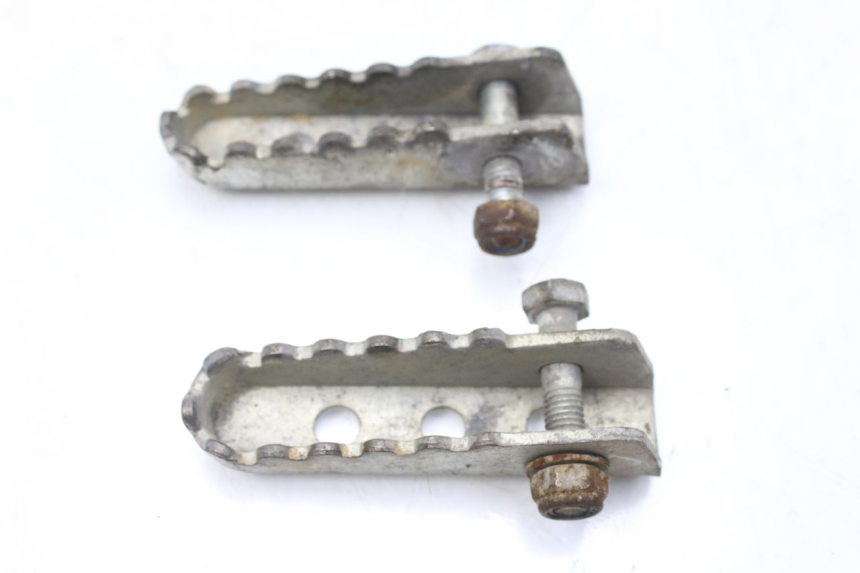 photo de PAR DE REPOSAPIÉS TRASEROS GILERA SMT SUPERMOTARD 50 (2009 - 2017) - Primer plano técnico