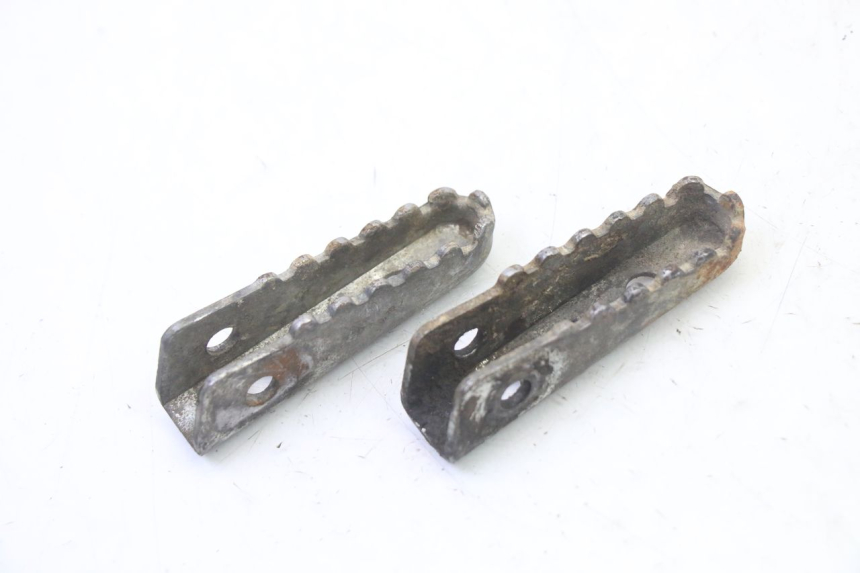 photo de PAR DE REPOSAPIÉS TRASEROS GILERA SMT SUPERMOTARD 50 (2009 - 2017) - Otra perspectiva