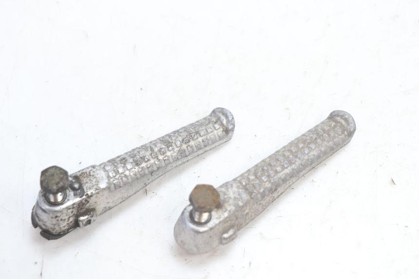 photo de PAR DE REPOSAPIÉS TRASEROS PEUGEOT SPEEDFIGHT LC 50 (1996 - 2002) - Detalle de la pieza