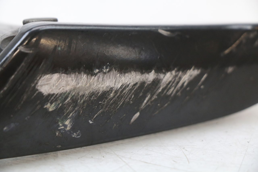 photo de PAR DE APOYAPIÉS TRASEROS APRILIA SR 2T 50 (2018 - 2022) - Primer plano técnico