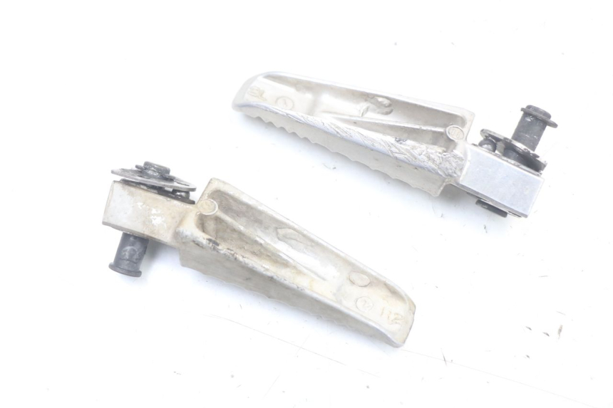 photo de PAR REPOSAPIES TRASERA SUZUKI GSR 750 (2011 - 2017) - Otra perspectiva