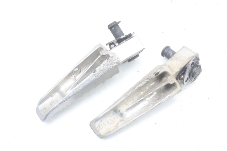 photo de PAR REPOSAPIES TRASERA SUZUKI GSR 750 (2011 - 2017) - Primer plano técnico