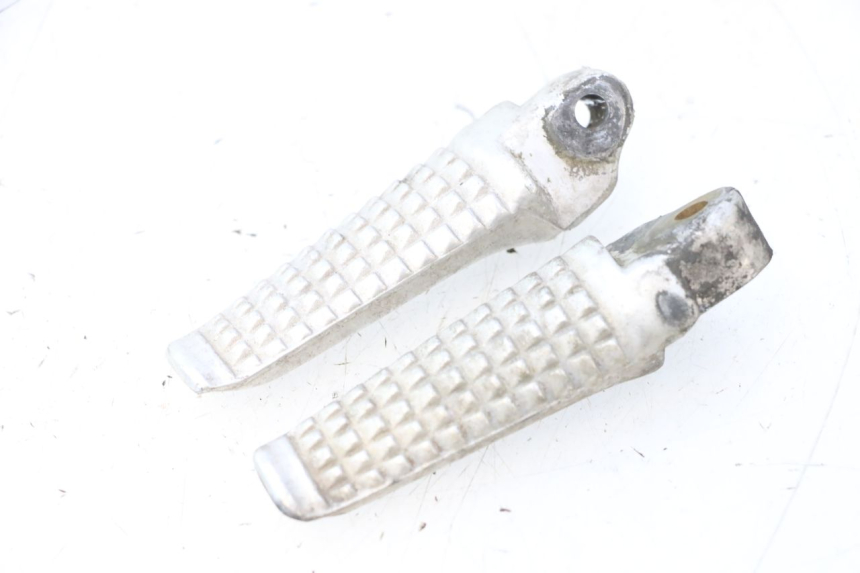 photo de PAR REPOSAPIES TRASERA SUZUKI SV S 650 (2003 - 2009) - Detalles de los puntos de fijación