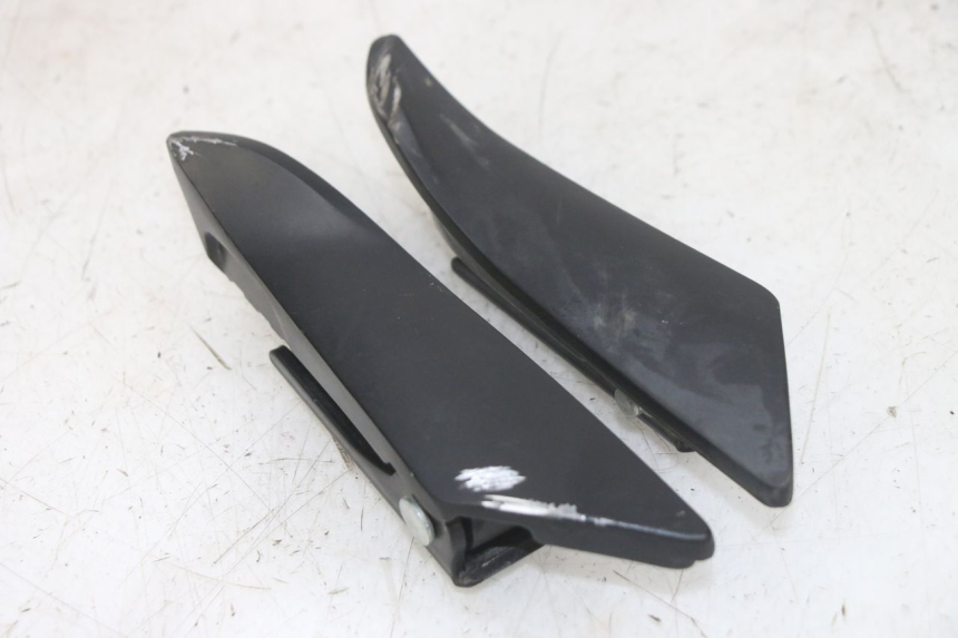 photo de PAR DE APOYAPIÉS TRASEROS APRILIA SXR 50 (2021 - 2023) - Otra perspectiva