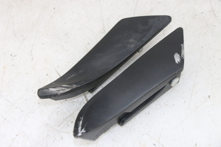 photo de PAR DE APOYAPIÉS TRASEROS APRILIA SXR 50 (2021 - 2023) - Primer plano técnico