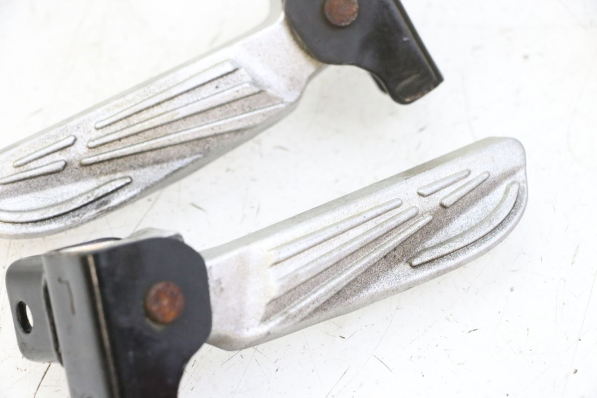 photo de PAR REPOSAPIES TRASERA SYM FIDDLE 3 III 50 (2014 - 2020) - Detalle de la pieza