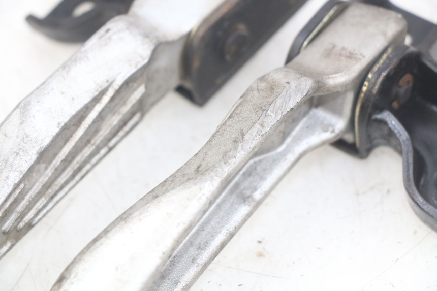 photo de PAR DE APOYAPIÉS TRASEROS SYM SYMPHONY 125 (2009 - 2015) - Primer plano técnico