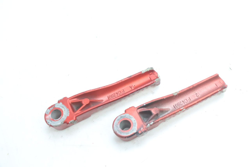 photo de PAR DE APOYAPIÉS TRASEROS PEUGEOT TREKKER 50 (1995 - 2004) - Primer plano técnico